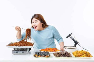 “참다가 결국 폭식”… ‘고도비만 브이로그’에 잘못된 다이어트법 일색